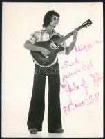 1975 Ihász Gábor (1946-1989) dalszerző, énekes aláírása őt ábrázoló fotón