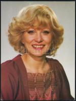 Kudlik Júlia (1945-) magyar újságíró, televíziós műsorvezető, bemondó aláírása az őt ábrázoló fotón