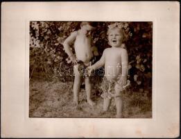 cca 1940-1960 Kisgyerekek, fotó kartonra ragasztva, 17,5x22,5 cm