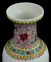 Kínai porcelán váza, kézzel festett, jelzett, apró kopásnyomokkal, m: 31 cm