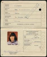 1989 Fényképes osztrák világútlevél USA vízummal, Hegyeshalom és más határátlépési bélyegzésekkel, érvénytelenítési pecsétekkel és lyukasztásokkal