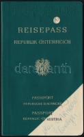 1989 Fényképes osztrák világútlevél USA vízummal, Hegyeshalom és más határátlépési bélyegzésekkel, é...