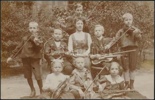 cca 1910 Hegedűiskolások csoportképe, fotólap, 9x13 cm