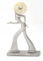 Art deco stílusú táncoló női figura, könnyűfém, lecsavarozható kalappal, talapzaton kisebb repedésse...