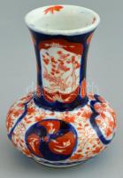Távol-keleti inari stílusú porcelán váza, kézzel festett, jelzés nélkül, apró kopásnyomokkal, m: 12 cm