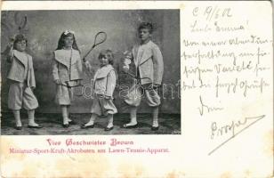1902 Vier Geschwister Brown. Miniatur-Sport-Kraft-Akrobaten am Lawn-Tennis-Apparat / Circus acrobats with tennis rackets (EK)