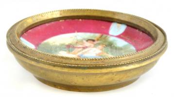 Porcelán berakásos réz tányér, antikizáló grafikával a porcelánon, részben kézzel festett, jelzés né...