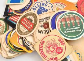 Több mint 100 db különféle magyar és külföldi söralátét, ismétlődésekkel, változó állapotban