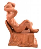 Kiss László (1949-): Férfi akt. Terrakotta, jelzés nélkül, m: 24 cm