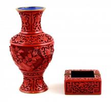 Vörös rekeszzománc berakásos váza, és hamutálka, jelzés nélkül, m: 16 cm, 7x7x3 cm