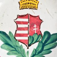 Hollóházi régi címeres kerámia fali tányér, kézzel festett, jelzett, kisebb lepattanásokkal, karcolá...