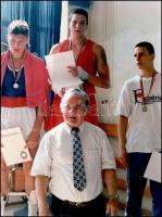 cca 1995-2000 Papp László (1926-2003) háromszoros olimpiai bajnok bokszoló utánpótlás korú ökölvívókkal díjátadáskor, kartonra kasírozott fotó, széleinél vágott, 39,5×30 cm