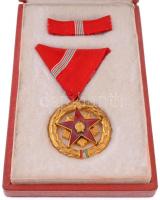 1954. Szocialista Munkáért Érdemérem zománcozott fém kitüntetés mellszalagon, szalagsávval, dísztokban T:1- NMK 603.