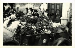 1940 Marosvásárhely, Targu Mures; Bevonulás, katonák virágokkal az autókban / entry of the Hungarian troops, soldiers in automobiles with flowers. photo