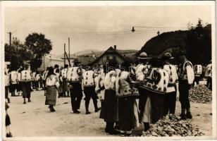 1940 Kárpátalja, Ruszin népviselet, folklór. Erődi Zsolt felvétele / Rusyn (Ruthenian) folklore, traditional costumes (fl)