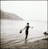 cca 1979 Akt lesen, Menesdorfer Lajos (1941-2005) budapesti fotóművész hagyatékából, 5 db vintage NE...