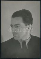 1939 Kinszki Imre (1901-1945) budapesti fotóművész hagyatékából, jelzés nélküli, de a szerző által datált vintage fotó (Lengyel Lajos portréja), 17,2x11,9 cm