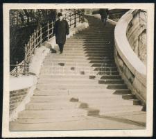 cca 1936 Kinszki Imre (1901-1945) budapesti fotóművész hagyatékából jelzés nélküli vintage fotó (Lépcsőn), 4x4,5 cm