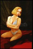 cca 1988 Örömszerző pillanatok, lányok fehérneműben, szolidan erotikus fényképek, 24 db vintage NEGA...