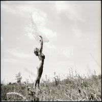 cca 1982 Mutatványos huncutságok, Menesdorfer Lajos (1941-2005) budapesti fotóművész hagyatékából, 8...