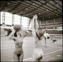 cca 1982 Mutatványos huncutságok, Menesdorfer Lajos (1941-2005) budapesti fotóművész hagyatékából, 8...