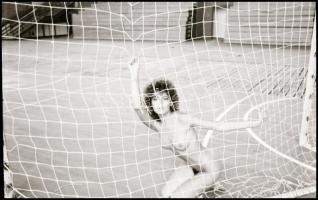 cca 1988 Múzsák inspirációja, Menesdorfer Lajos (1941-2005) budapesti fotóművész hagyatékából, 8 db ...