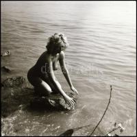 cca 1988 Múzsák inspirációja, Menesdorfer Lajos (1941-2005) budapesti fotóművész hagyatékából, 8 db ...