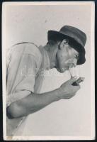 1933 Jermy László (1912-1960) budapesti fotóművész hagyatékából szignóval jelzett vintage fotó (Pipázó), 8,7x6 cm