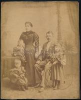 cca 1880 Nagyméretű családi fotó, jelzés nélkül, kasírozva, 25,5x20,5 cm