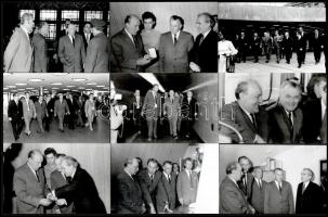 1972 Budapest, Kádár János és kísérete a metróban, 13 db vintage fotó, a képek többsége datált, 9x14 cm