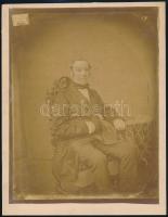 cca 1855 Jelzés nélküli vintage műtermi fotó, kasírozva, 26x20,5 cm