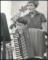 cca 1960-1970 A harmonikázó fiú és tanára, sajtófotó, Magyar Hírek pecsétjével a hátoldalon, 14x11 cm