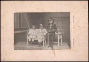 1910 Kaposvár, Langsfeld fiai fényképészeti műtermében készült, keményhátú vintage fotó, felirata szerint Dedeva Rezső és Aman Rózika gyermekei láthatók a képen, 21x29,7 cm