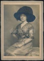 cca 1910 Kalapdivat, jelzés nélküli, keményhátú vintage fotó, 16x11,6 cm