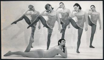 cca 1967 Keleti Éva (1931-): Pécsi balett, a hátoldalon pecséttel jelzett sajtófotó, Magyar Hírek pecsétjével, 9x16 cm
