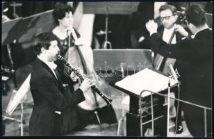 cca 1965 Michel Portal (1935- ) francia jazz zenész, klarinét és szaxofon művész, a hátoldalon feliratozva: Portal Michel, a klarinétverseny győztese, sajtófotó, Magyar Hírek pecsétjével,16x11 cm