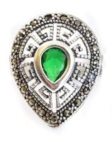 Ezüst(Ag) gyűrű, szintetikus zöld kővel és markazittal, jelzett, méret: 57, bruttó: 4,67 g