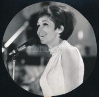 cca 1967 Toldy Mária (1938-) énekesnő portréfotója, sajtófotó, d: 11 cm