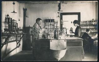 cca 1910-1920 Kémialabor, fotólap, 8,5x13,5 cm
