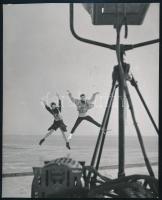 cca 1966 Téli szerelem jégtánc revüfilm forgatása a Balatonon, sajtófotó, Magyar Hírek pecsétjével a hátoldalon, 16x13 cm