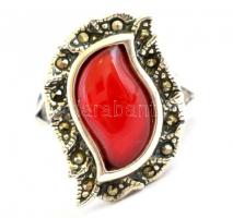 Ezüst(Ag) gyűrű, szintetikus piros kővel és markazittal, jelzett, méret: 54, bruttó: 6,77 g