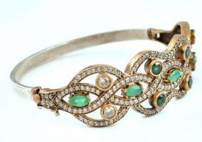 Aranyozott ezüst(Ag) kövekkel gazdagon kirakott karperec, jelzett, 5×5,5 cm, bruttó: 19,33 g