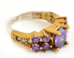 Aranyozott ezüst(Ag) gyűrű, lila kövekkel, jelzett, méret: 55, bruttó: 6,36 g