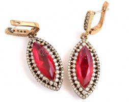 Aranyozott ezüst(Ag) fülbevalópár, szintetikus piros kővel, jelzett, h: 4,5 cm, bruttó: 16,33 g