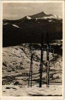 1940 Kőrösmező, Yasinia, Yasinya, Jassinja, Jasina (Máramaros); sílécek, háttérben a Hoverlával. Jónás Pál felvétele / ski, winter sport, mountain