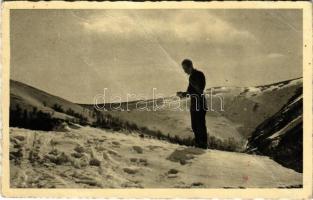 1943 Volóc, Volovec, Volovets; téli alkonyat a havasokon, téli sport, síelő. Manduk felvétele. Hangya Szövetkezet kiadása / winter sport, ski (fa)
