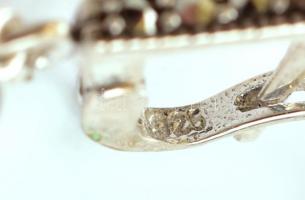 Ezüst(Ag) fülbevalópár, fekete és zöld kövekkel, markazittal, jelzett, h: 4,5 cm, bruttó: 7,11 g