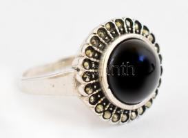 Ezüst(Ag) gyűrű, szintetikus fekete kővel és markazittal, jelzett, méret: 58, bruttó: 4,71 g