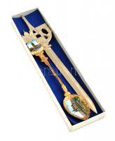 2 db szuvenír tétel: párizsi levélbontó h: 18 cm, porcelánbetétes prágás kiskanál, h: 13 cm