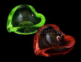 2 db szív alakú, színes hutaüveg hamutál, kis kopásnyomokkal, karcolásokkal, 12x11 cm
